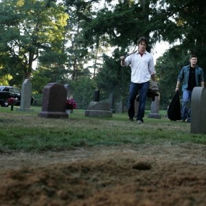 I fratelli Winchester (Jared Padalecki e Jensen Ackles) nell'episodio 'Children shouldn't play with dead things' della serie Supernatural
