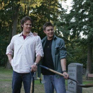 Jared Padalecki e Jensen Ackles sul set dell'episodio Quello che è morto deve restare morto della serie Supernatural