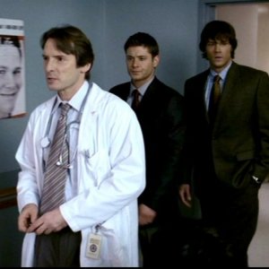 Jared Padalecki, Jensen Ackles e Adrian Hough nel ruolo del diabolico dottore in 'Qualcosa di stregato' di Supernatural