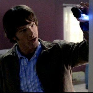 Jared Padalecki mentre cerca indizi nel ruolo di Sam Winchester nell'episodio 'Qualcosa di stregato' di Supernatural