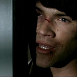 Jared Padalecki è Sam Winchester in 'Tra la vita e la morte', episodio della seconda stagione di Supernatural