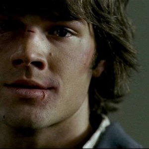 Jared Padalecki, mentre interpreta Sam Winchester in 'Tra la vita e la morte', puntata della serie televisiva Supernatural
