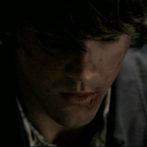 Jared Padalecki, mentre interpreta Sam nella puntata 'Tra la vita e la morte', del telefilm Supernatural