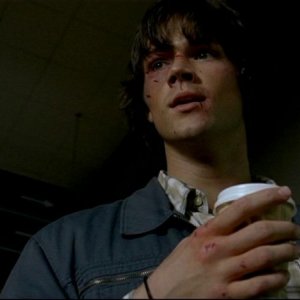 Jared Padalecki, mentre interpreta Sam Winchester nell'episodio di Supernatural dal titolo 'Tra la vita e la morte'