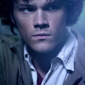 primo piano di Padalecki nell'episodio Quello che è morto deve restare morto della serie Supernatural