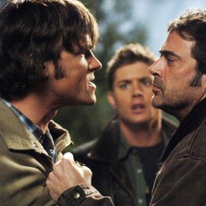 Jeffrey Dean Morgan, Jensen Ackles e Jared Padalecki, la famiglia Winchester al completo, mentre hanno una discussione nell'episodio 'Una pistola dal passato' di Supernatural