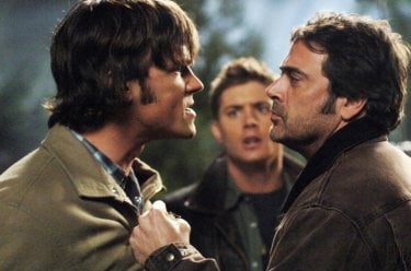 Jeffrey Dean Morgan, Jensen Ackles e Jared Padalecki, la famiglia Winchester al completo, mentre hanno una discussione nell'episodio 'Una pistola dal passato' di Supernatural