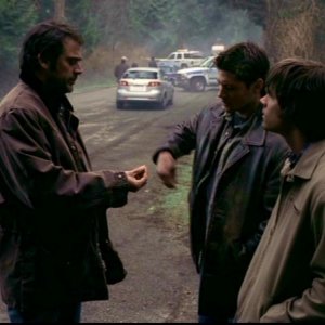 Jeffrey Dean Morgan, Jensen Ackles e Jared Padalecki, la famiglia Winchester al completo, nell'episodio 'Una pistola dal passato' di Supernatural