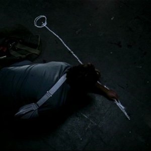 Jeffrey Dean Morgan, nei panni di John mentre si appresta a evocare il Demone in 'In my time of dying' della serie Supernatura