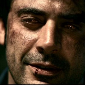 primo piano di Jeffrey Dean Morgan, nei panni di John Winchester posseduto da un demone, nell'episodio 'La trappola del diavolo' di Supernatural