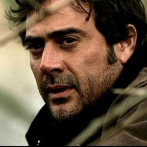 Un primo piano di Jeffrey Dean Morgan, nel ruolo di John Winchester, nell'episodio 'Una pistola dal passato' di Supernatural