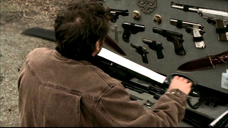 Jeffrey Dean Morgan Nel Ruolo Di John Winchester Si Prepara A Decapitare Qualche Vampiro Nell Episodio Una Pistola Dal Passato Di Supernatural 57650