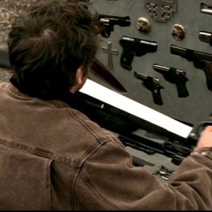 Jeffrey Dean Morgan, nel ruolo di John Winchester, si prepara a decapitare qualche vampiro nell'episodio 'Una pistola dal passato' di Supernatural