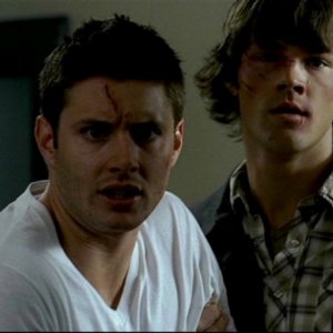 Jensen Ackles e Jared Padalecki, nei panni dei fratelli Winchester assistono alla morte del padre nell'episodio, 'In my time of dying'