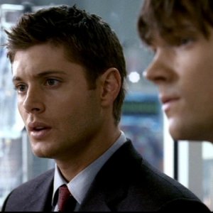 Jensen Ackles e Jared Padalecki si fanno passare per dottori del Centro Malattie Infettive nell'episodio 'Qualcosa di stregato' di Supernatural