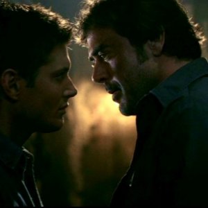 una bella immagine di Jensen Ackles e Jeffrey Dean Morgan nell'episodio 'La trappola del diavolo' di Supernatural