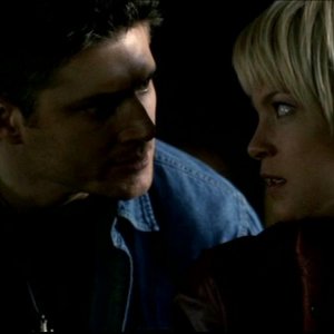 Jensen Ackles e Nicki Lynn Aycox, durante la scena dell'esorcismo nell'episodio 'La trappola del diavolo' di Supernatural
