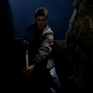 Jensen Ackles impegnato è Dean Winchester, nell'episodio 'Il quadro maledetto' di Supernatural