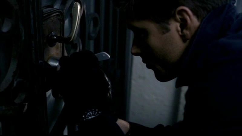 Jensen Ackles Impegnato In Una Delle Normali Attivita Di Dean Winchester Nell Episodio Il Quadro Maledetto Di Supernatural 57636