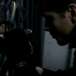 Jensen Ackles impegnato in una delle normali attività di Dean Winchester, nell'episodio 'Il quadro maledetto' di Supernatural