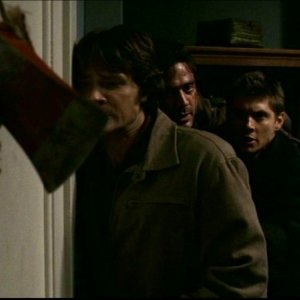 Jensen Ackles, Jared Padalecki e Jeffrey Dean Morgan nell'episodio 'La trappola del diavolo' di Supernatural (prima stagione)