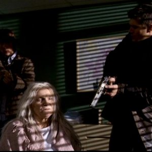 Jensen Ackles, Jared Padalecki e Mary Black nell'episodio 'Qualcosa di stregato' di Supernatural