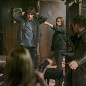 Jensen Ackles, Jared Padalecki, Samantha Ferris e Alona Tal nell'episodio 'Everybody loves a Clown', della serie Supernatural