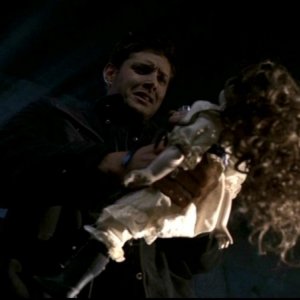 Jensen Ackles mentre sta per dare alle fiamme una bambola , nell'episodio 'Il quadro maledetto' di Supernatural
