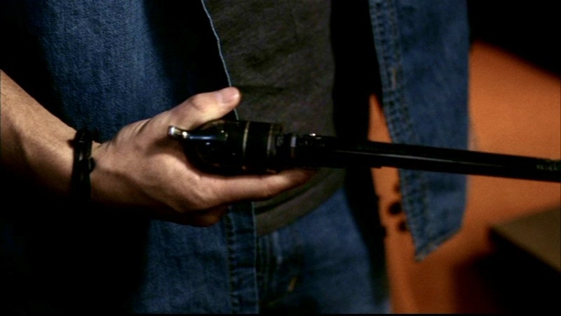 Jensen Ackles Mentre Tiene Tra Le Mani La Colt L Arma In Grado Di Uccidere I Demoni Nell Episodio La Trappola Del Diavolo Di Supernatural 57715