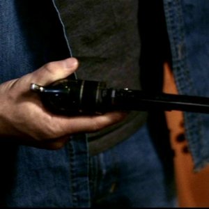 Jensen Ackles mentre tiene tra le mani la Colt, la straordinaria arma in grado di uccidere i demoni,  nell'episodio 'La trappola del diavolo' di Supernatural