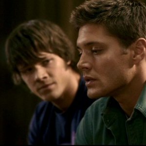 Jensen Ackles, nel ruolo di Dean, mentre confessa un segreto a Sam, interpretato da Jared Padalecki in 'Qualcosa di stregato' , Supernatural