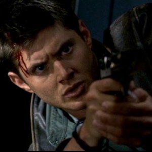 Jensen Ackles nel ruolo di Dean subito dopo che ha ucciso la Shtriga che stava per rubare l'essenza vitale di Sam in 'Qualcosa di stregato', Supernatural
