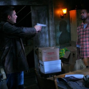 Jensen Ackles, nel ruolo di Dean, tiene sotto tiro Gordon, interpretato da Sterling K. Brown, nell'episodio 'Bloodlust',  della serie Supernatural