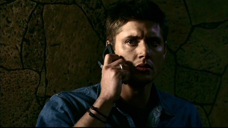 Jensen Ackles Nel Ruolo Di Dean Winchester Al Telefono Con Il Demone Meg Nell Episodio La Trappola Del Diavolo Di Supernatural 57702
