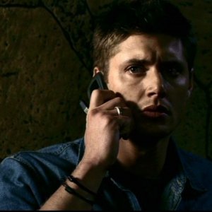 Jensen Ackles, nel ruolo di Dean Winchester, al telefono con il demone Meg, nell'episodio 'La trappola del diavolo' di Supernatural