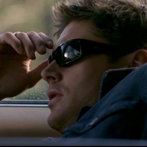 Jensen Ackles nel ruolo di Dean Winchester, dopo una notte brava, nell'episodio 'Il quadro maledetto' di Supernatural