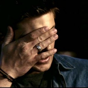 Una bella immagine di Jensen Ackles, nel ruolo di Dean Winchester, ha appena saputo che suo padre è prigioniero di un demone, nell'episodio 'La trappola del diavolo' di Supernatural