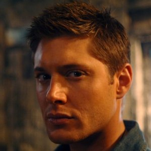 Jensen Ackles, nel ruolo di Dean Winchester, ha appena saputo che suo padre è prigioniero di un demone, nell'episodio 'La trappola del diavolo' di Supernatural