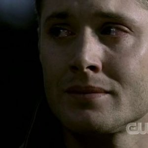 Jensen Ackles nel ruolo di Dean Winchester, mentre confessa i suoi sensi di colpa a suo fratello, nell'episodio 'Children shouldn't play with dead things' della serie Supernatural