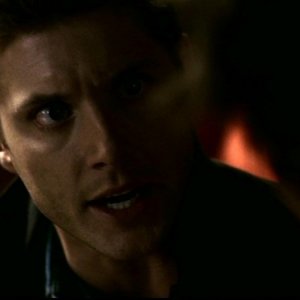 Jensen Ackles, nel ruolo di Dean Winchester, mentre fa valere il suo ruolo di fratello maggiore, nell'episodio 'La trappola del diavolo' di Supernatural