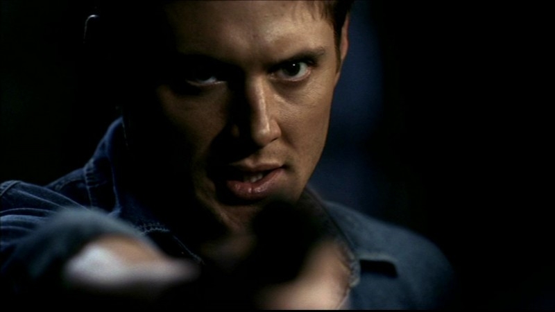 Jensen Ackles Nel Ruolo Di Dean Winchester Mentre Tiene Sotto Tiro John Posseduto Da Un Demone Nell Episodio La Trappola Del Diavolo Di Supernatural 57701