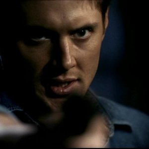 Jensen Ackles, nel ruolo di Dean Winchester, mentre tiene sotto tiro John, posseduto da un demone, nell'episodio 'La trappola del diavolo' di Supernatural