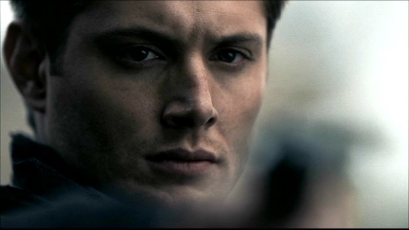 Jensen Ackles Nel Ruolo Di Dean Winchester Mentre Uccide Un Demone Per Salvare Sam Nell Episodio La Trappola Del Diavolo Di Supernatural 57699