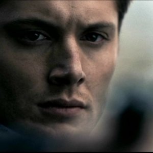 Jensen Ackles, nel ruolo di Dean Winchester, mentre uccide un demone per salvare Sam, nell'episodio 'La trappola del diavolo' di Supernatural