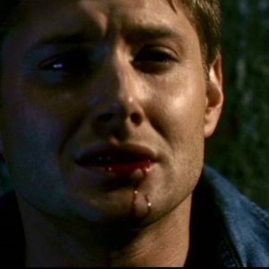 Jensen Ackles, nel ruolo di Dean Winchester, mentre viene torturato da un demone, nell'episodio 'La trappola del diavolo' di Supernatural