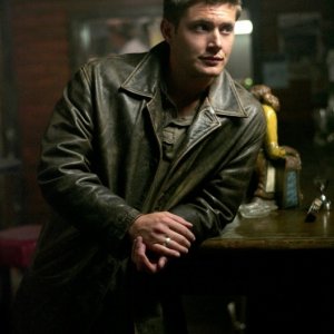 Jensen Ackles, nel ruolo di Dean Winchester si trova alla Rodhouse,  nell'episodio 'Everybody loves a Clown' della serie Supernatural