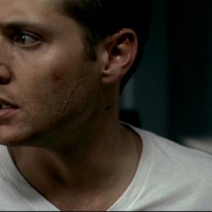 Jensen Ackles nel primo episodio della seconda stagione di Supernatural, 'Tra la vita e la morte'