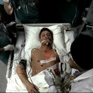Jensen Ackles nell'episodio di apertura della seconda stagione di Supernatural, 'Tra la vita e la morte'