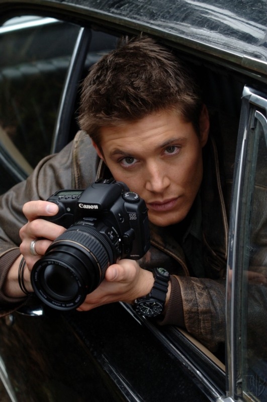 Jensen Ackles Si Rilassa Scattando Foto Sul Set Dell Episodio Una Pistola Dal Passato Di Supernatural 57668