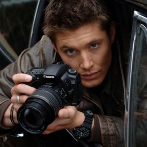 Jensen Ackles si rilassa scattando foto sul set dell'episodio 'Una pistola dal passato' di Supernatural
